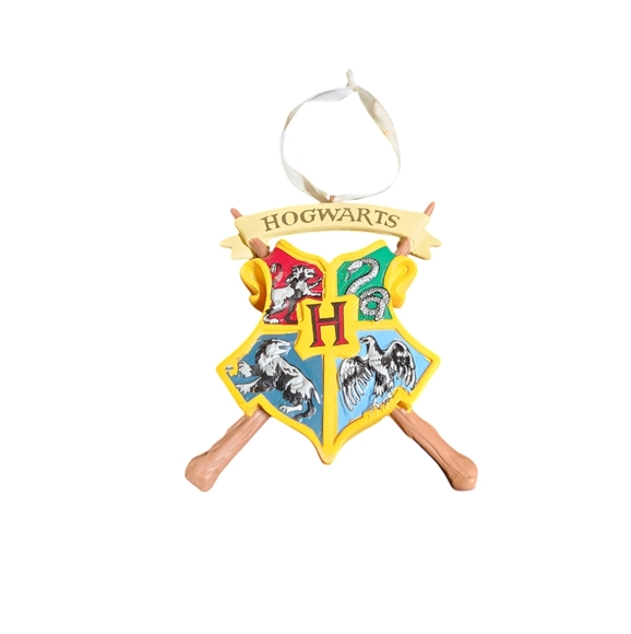 Hallmark Harry Potter Hogwarts Banner Over Crest 3-D Ornament 3.25"X2.75"0.75" - Picture 1 of 8